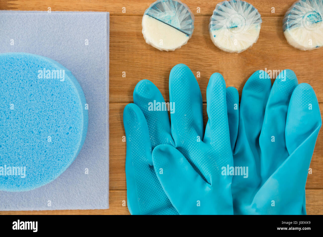 Obenliegende V Iew von Glovers von Schwamm und breite Pads auf Holztisch Stockfoto