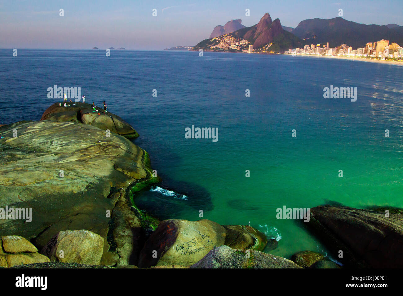 Fishermans bei Pedra Arpoador in Rio De Janeiro mit zwei Brüder Berg im Hintergrund, Rio De Janeiro, Brasilien Stockfoto