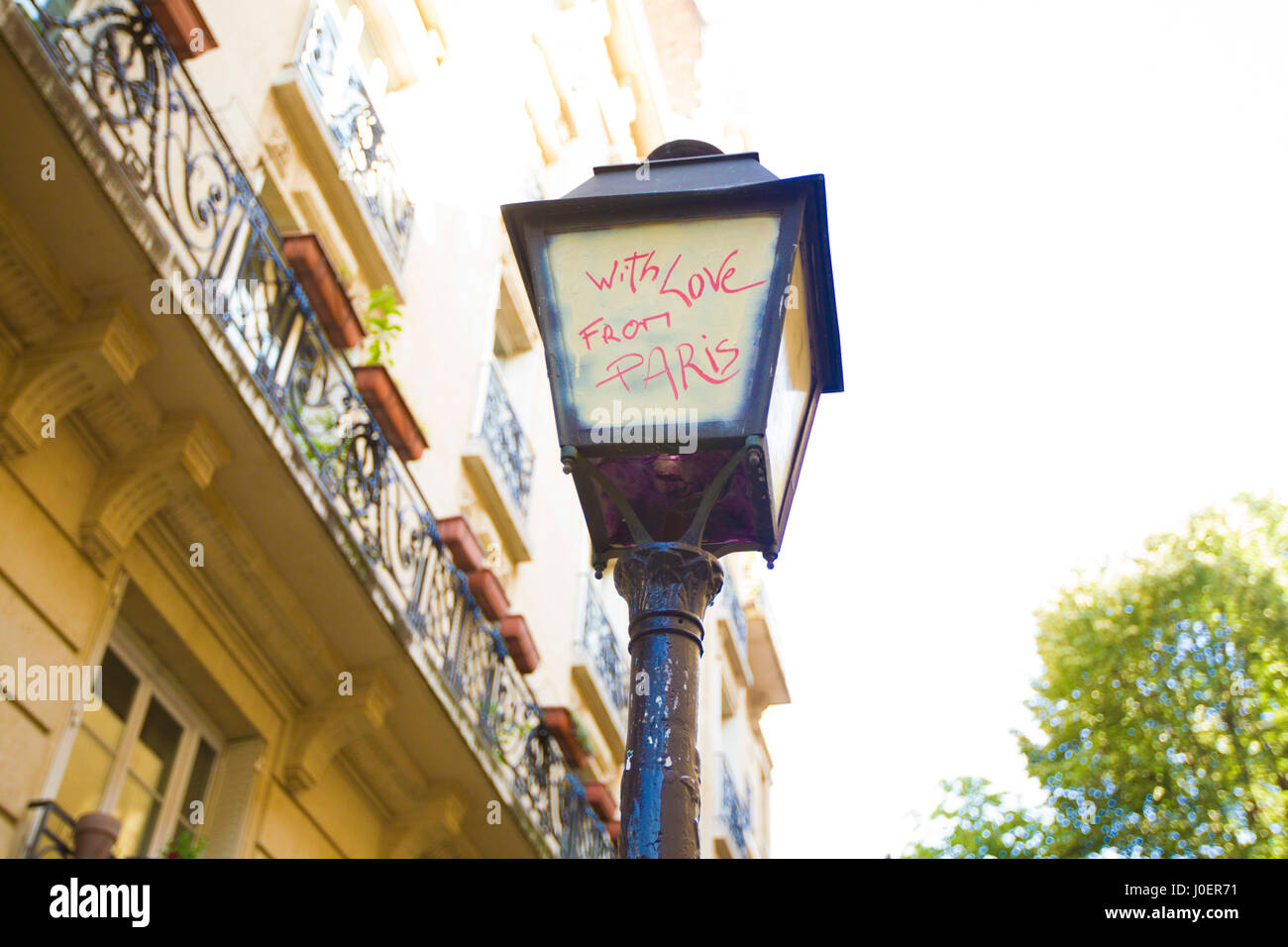 Mit Liebe aus Paris Graffiti an einer Straßenlaterne in Paris. " Stockfoto