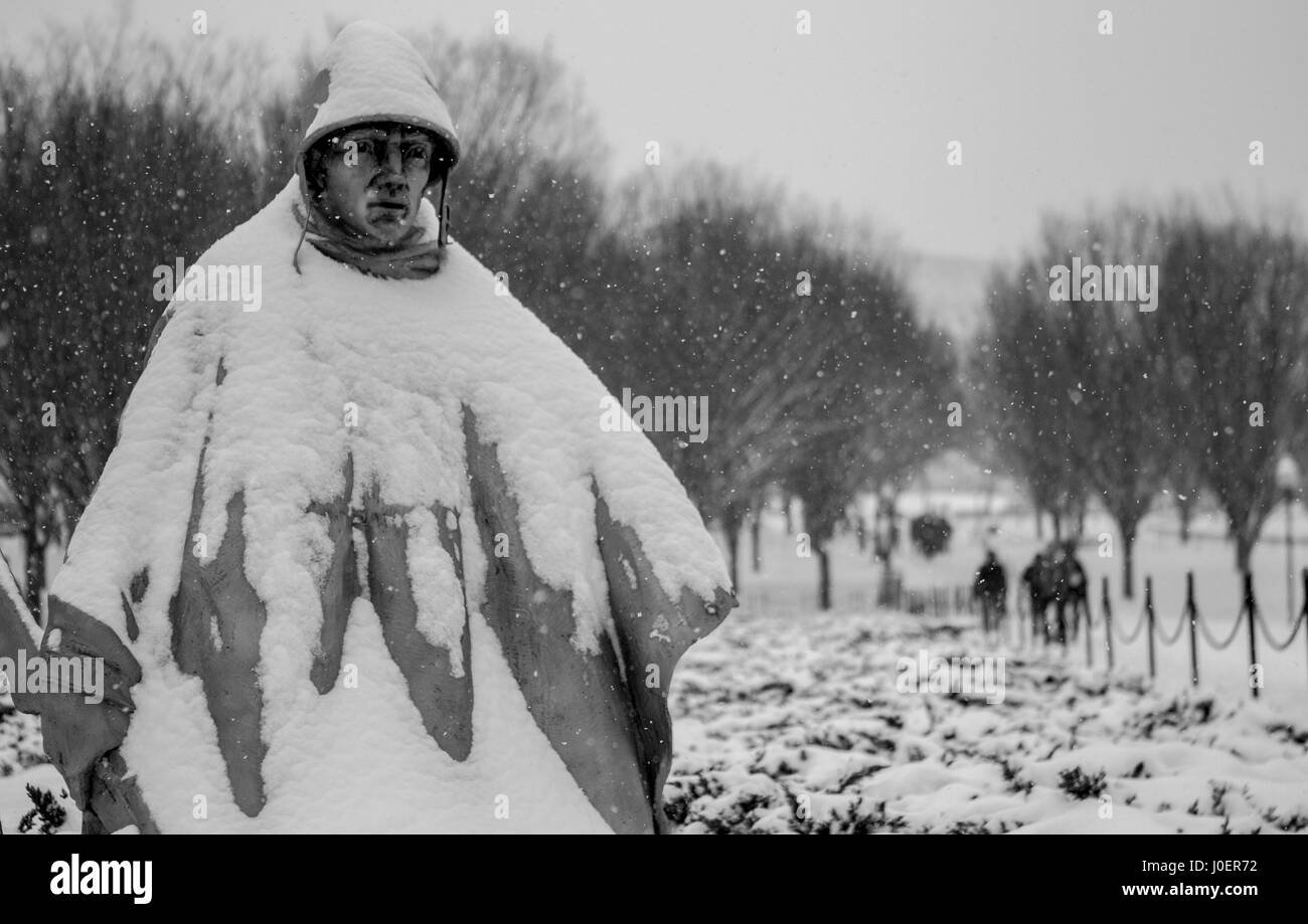 Eine Statue von einem Soldat während eines Schneesturms am Korea-Krieg-Denkmal auf der National Mall in Washington, D.C. im Koreakrieg. Stockfoto