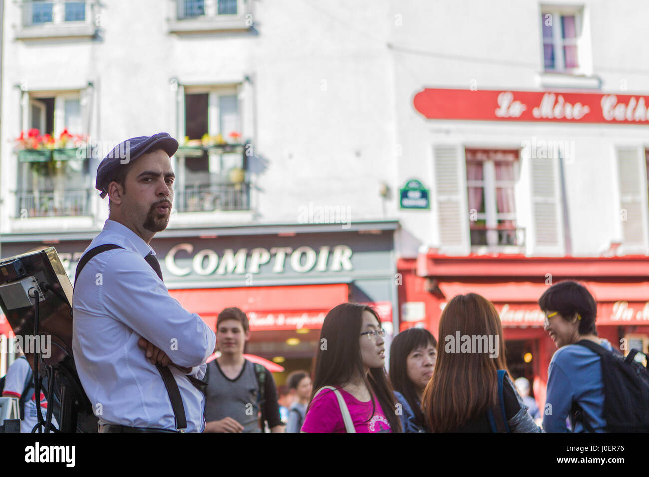 Ein Kellner pfeift wie er eine Auszeit vom dienen Touristen in einem Café im Stadtteil Montmartre von Paris nimmt. Stockfoto