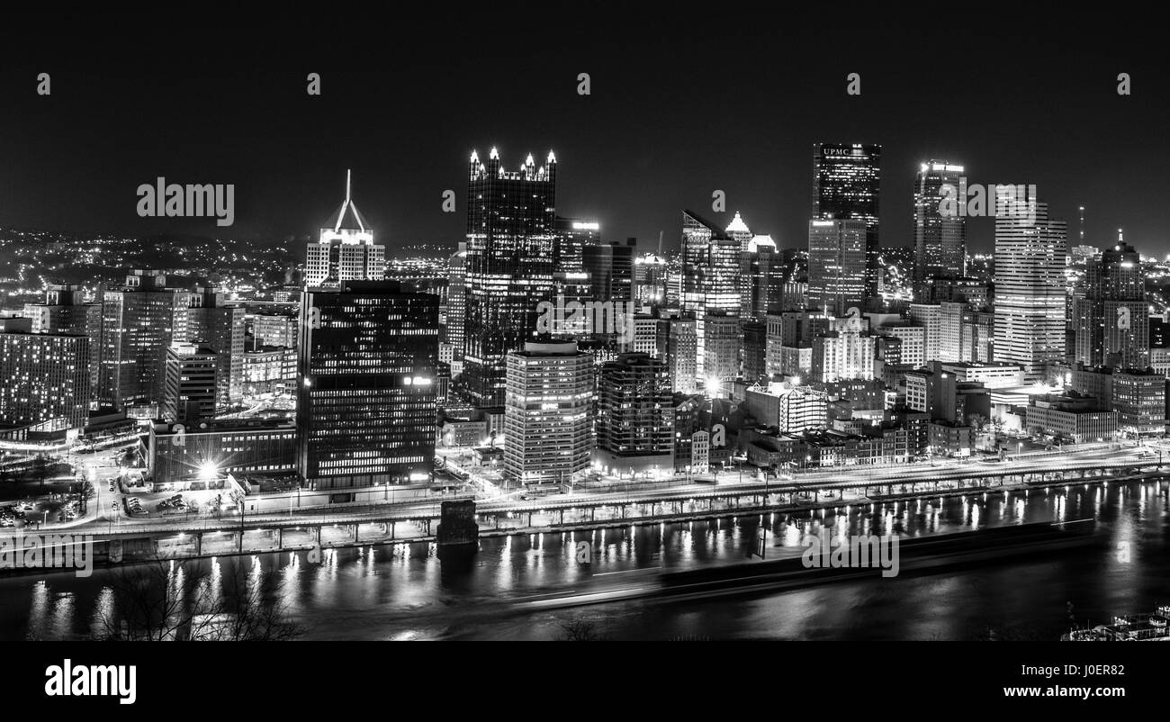 Die Innenstadt von Pittsburg, Pennsylvania in der Nacht. (Digital veränderten schwarz und weiß) Stockfoto