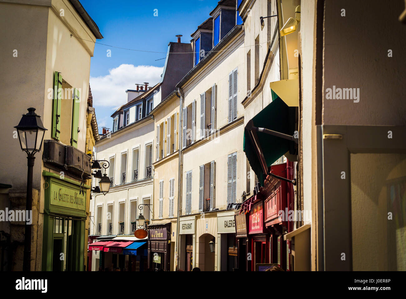 Licht, umhüllt von einer Seitenstraße im Stadtteil Montmartre von Paris. Stockfoto