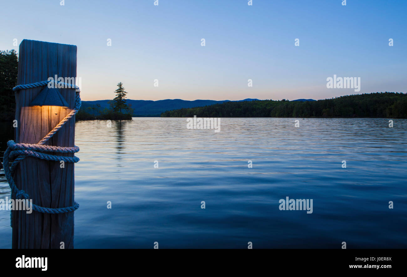 Ein Dock am Squam Lake in der Seen-Region von New Hampshire. Stockfoto