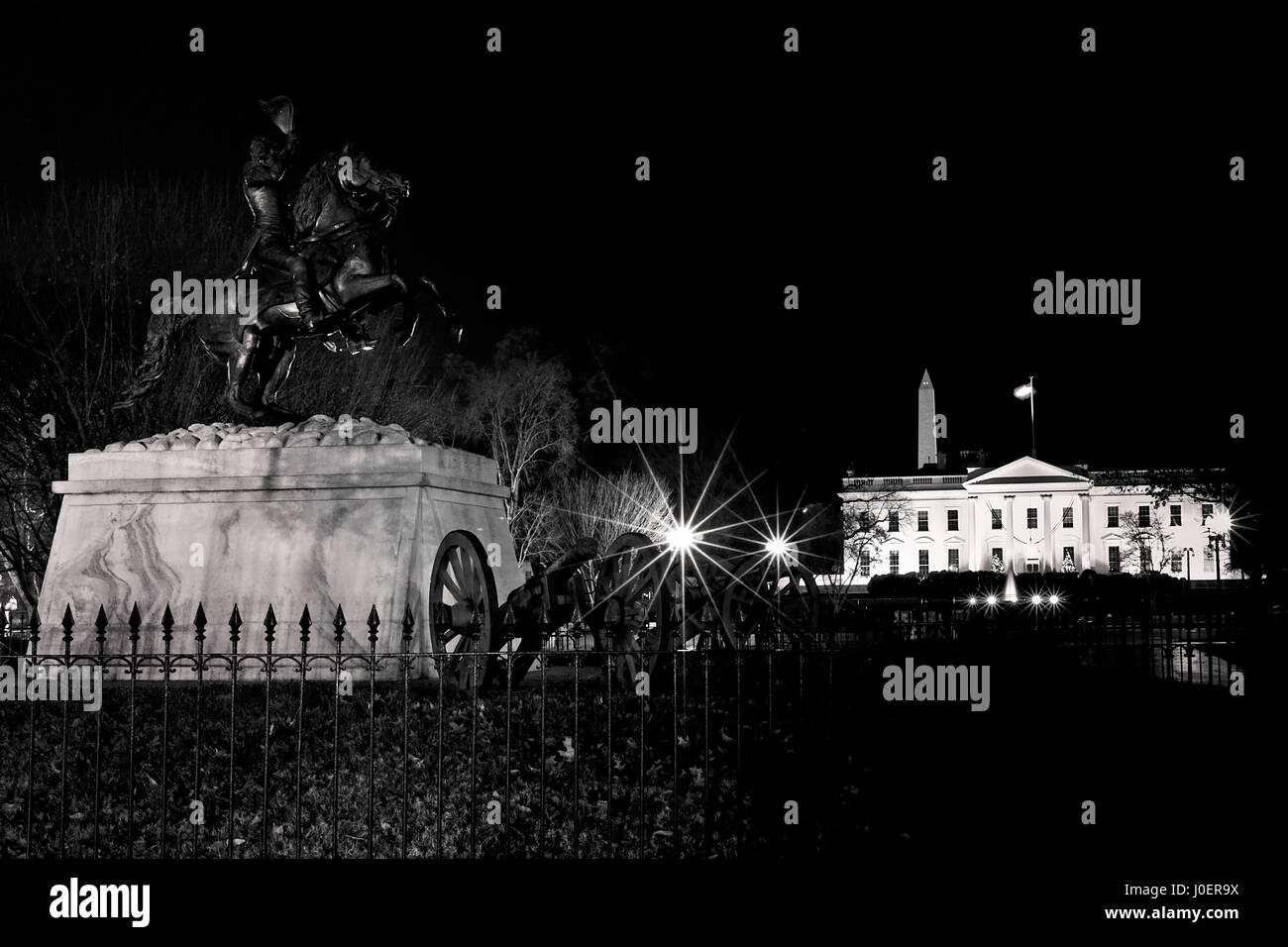 Der Blick auf das Weiße Haus und das Washington Monument in einer klaren Winternacht in Washington, DC. (Digital veränderten schwarz und weiß) Stockfoto