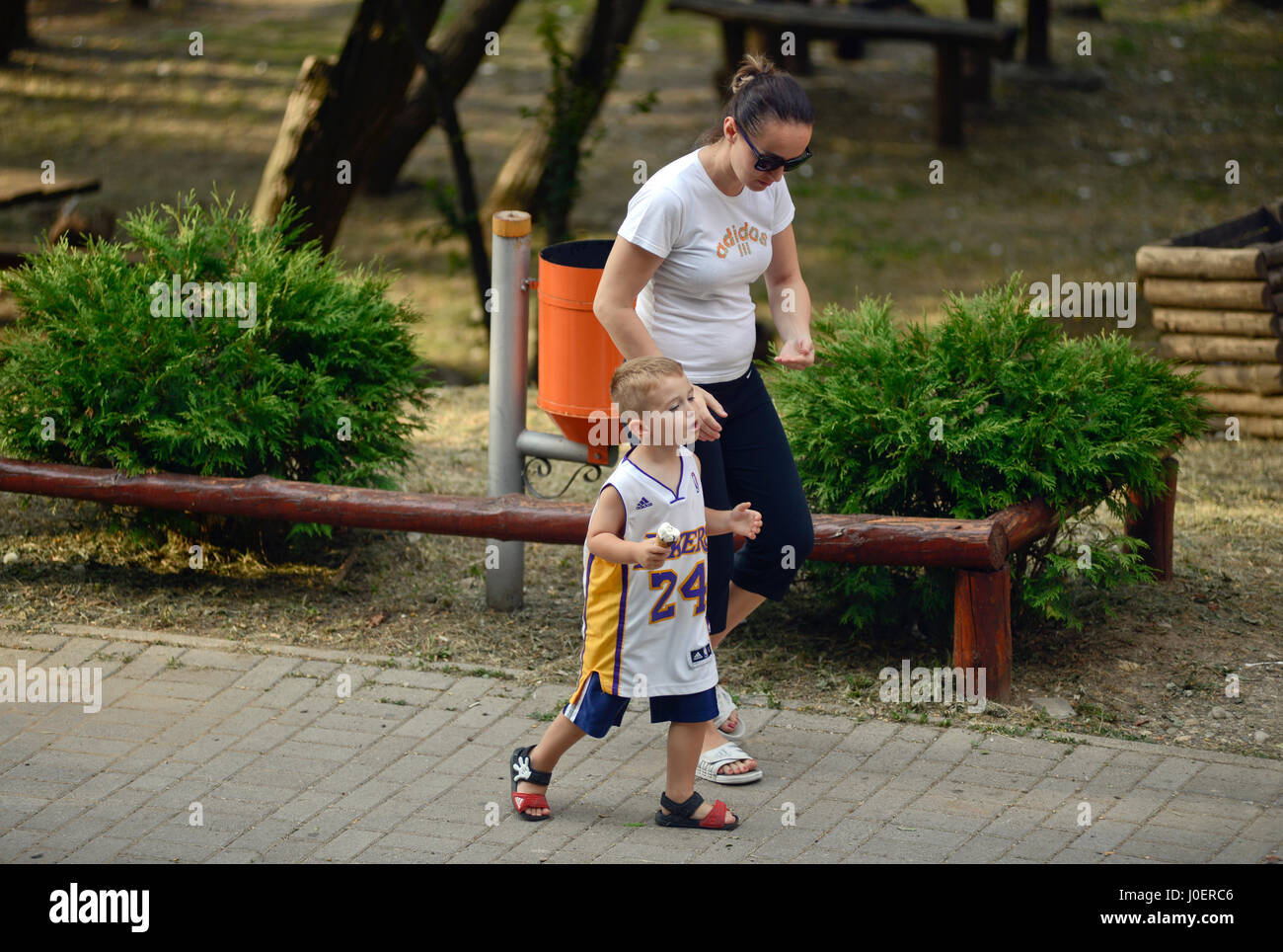 Mutter und Sohn im Park spazieren Stockfoto