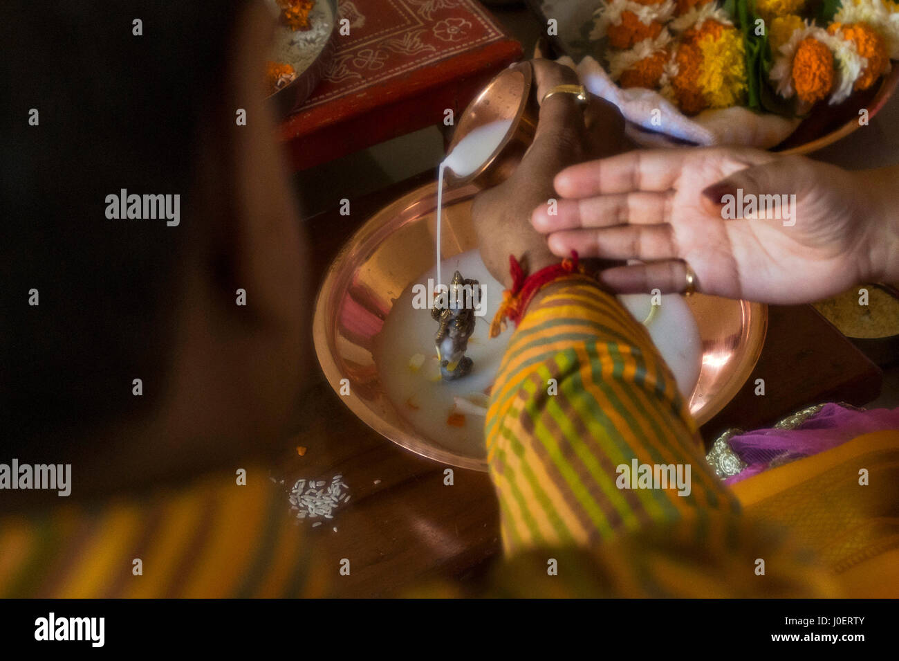 Wasser auf Vishnu Idol, Mumbai, Maharashtra, Indien, Asien Stockfoto