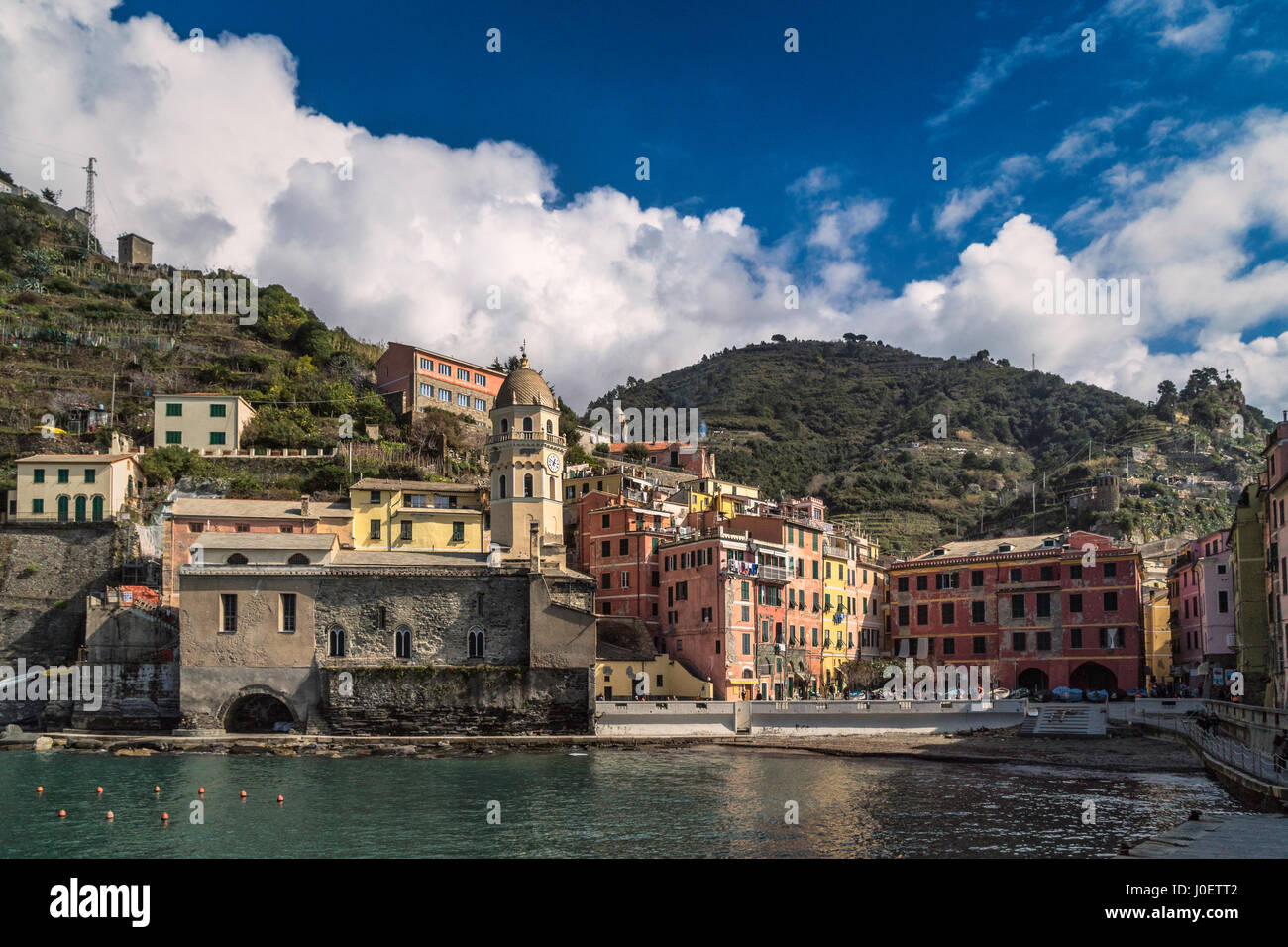 Vernazza in die Cinque Terre am Mittag einen ruhigen winter Stockfoto