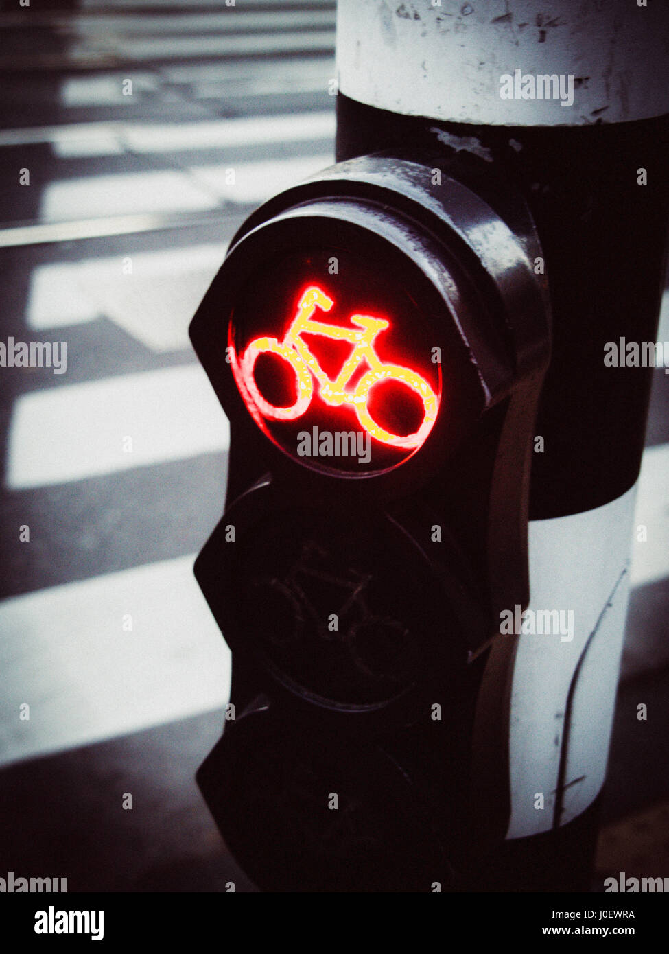 Rote Fahrradampel, die Radfahrer während eines typischen regnerischen Tages in Amsterdam hält. Niederlande Stockfoto