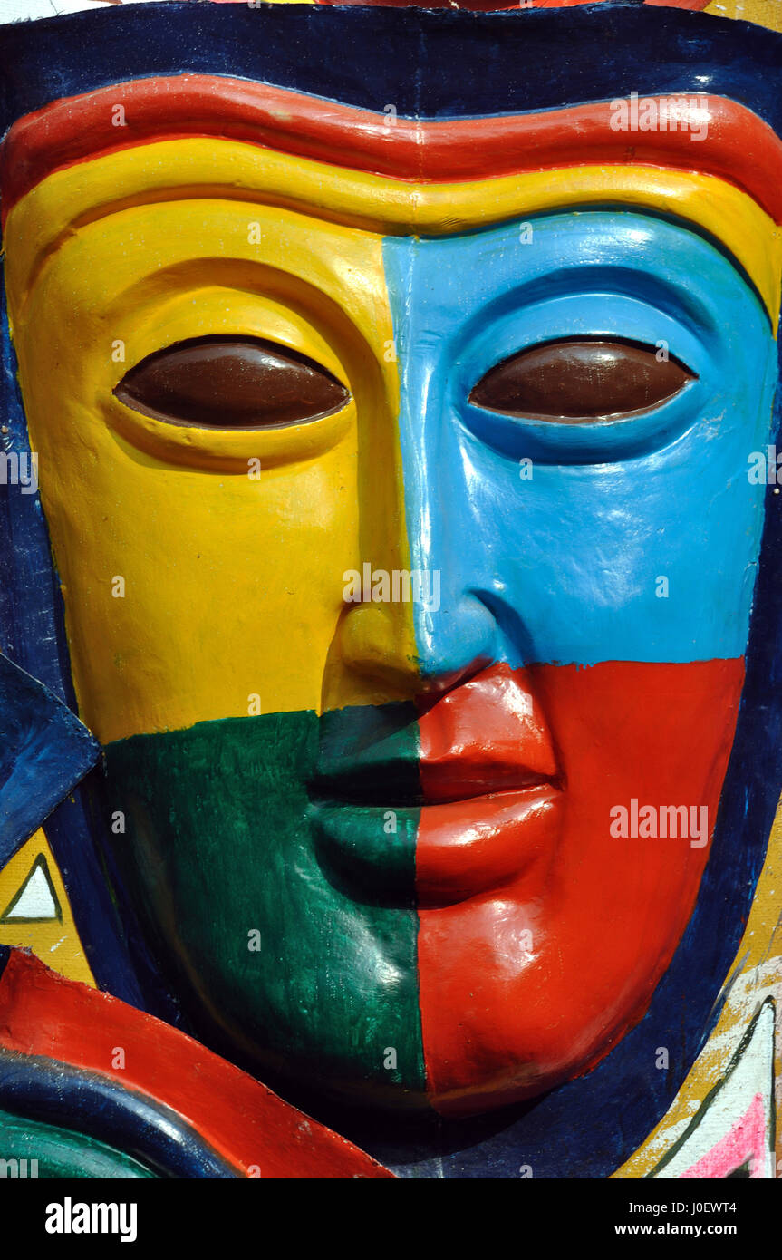 Maske aus Afrika, lackiert Blau Grün Gelb Rot, Kolkata, West Bengal, Indien, Asien Stockfoto