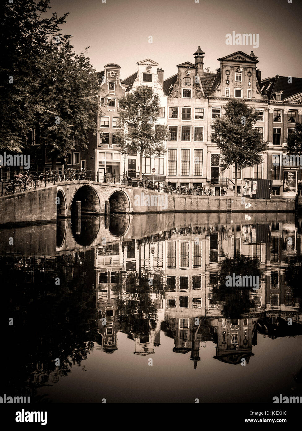 Amsterdam, Niederlande, Provinz Nord-Holland, Brücken am Herengratch-Kanal. Stockfoto