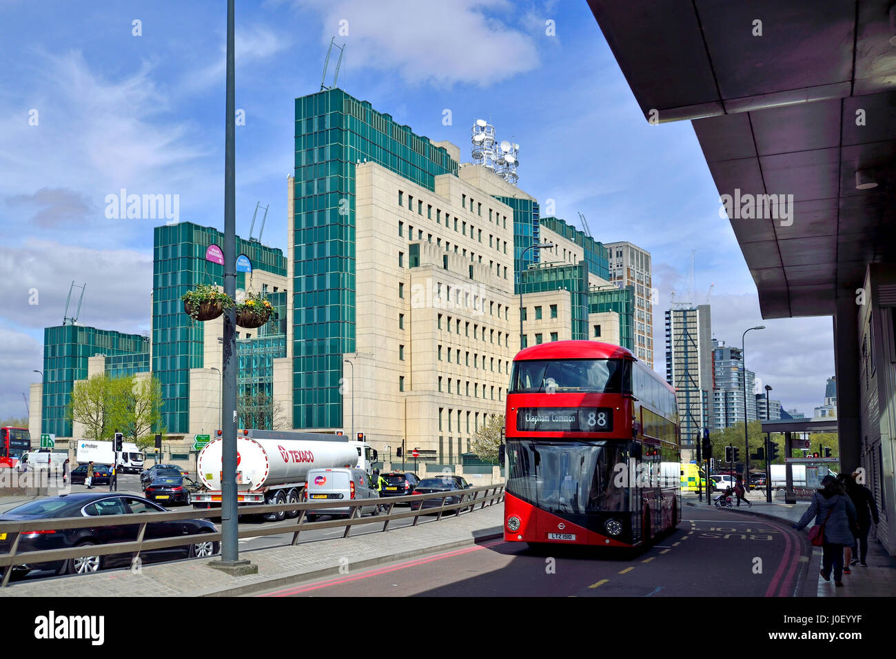 London, England, Vereinigtes Königreich. SIS-Gebäude: Sitz des MI6, der Secret Service bei 85 Albert Embankment, Vauxhall Cross, am Südufer. Blick vom Vau Stockfoto