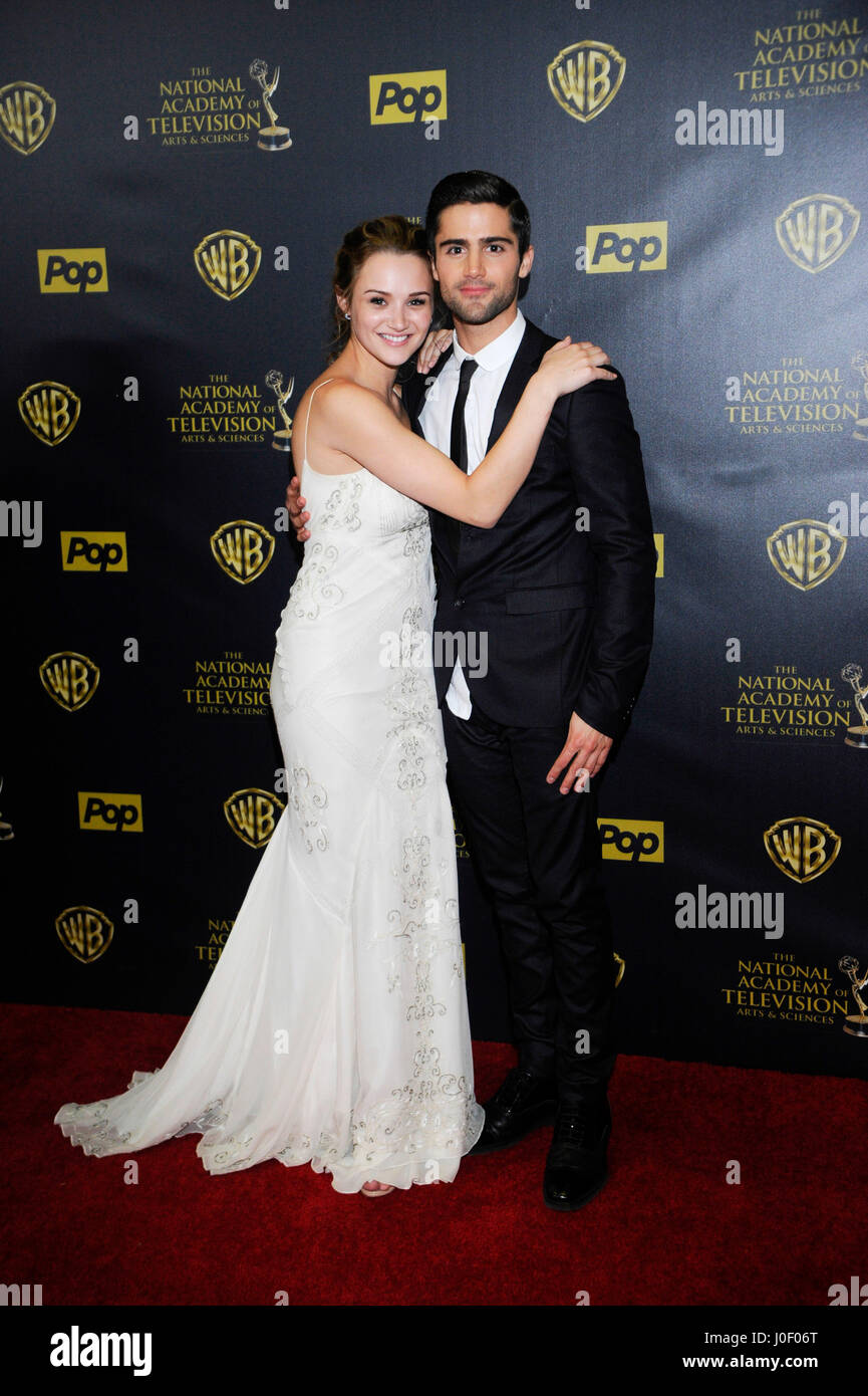 Schauspielerin Hunter König (L), Gewinner des Outstanding Younger Actress in a Drama Series award für "The Young and the Restless" und Schauspieler Max Ehrich posieren im Presseraum an der 42. Annual Daytime Emmy Awards bei Warner Bros.-Studios auf 26. April 2015 in B Stockfoto