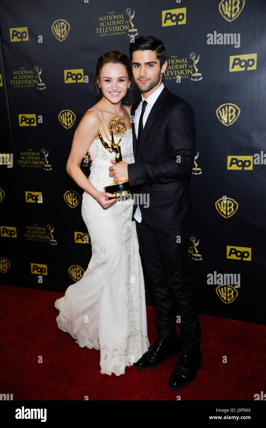 Schauspielerin Hunter König (L), Gewinner des Outstanding Younger Actress in a Drama Series award für "The Young and the Restless" und Schauspieler Max Ehrich posieren mit einem Emmy im Presseraum an der 42. Annual Daytime Emmy Awards bei Warner Bros.-Studios am 26. April Stockfoto