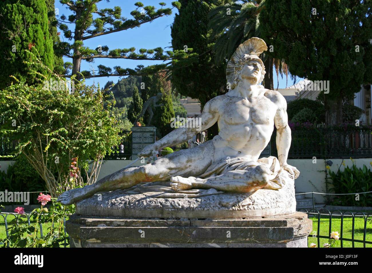 Statue des Achilles versucht, den Pfeil aus seiner Schanze zu entfernen