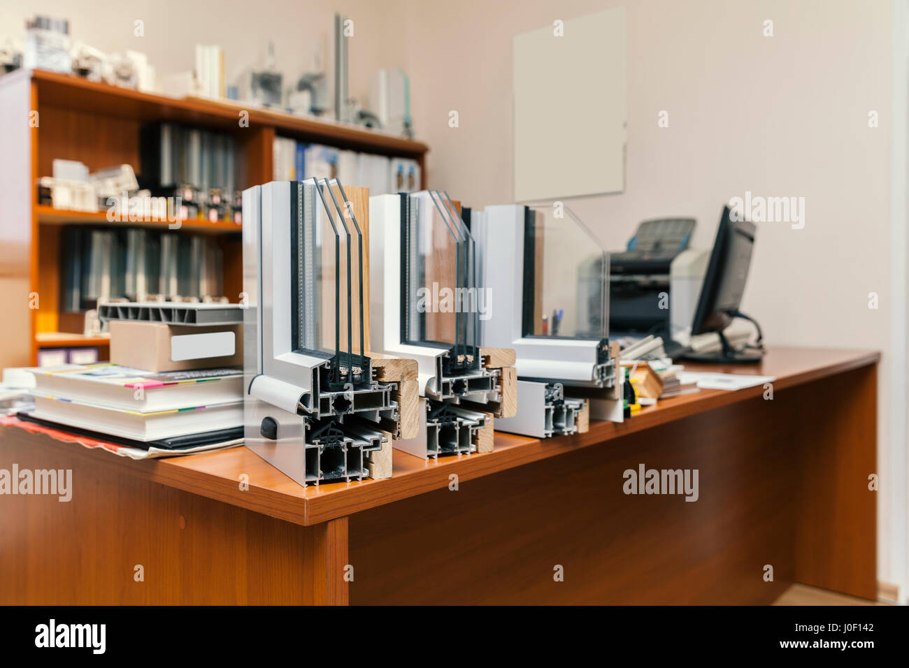 Ausstellung Abschnitte Holz Alu-Fenster mit Dreifachverglasung auf Schreibtisch Stockfoto