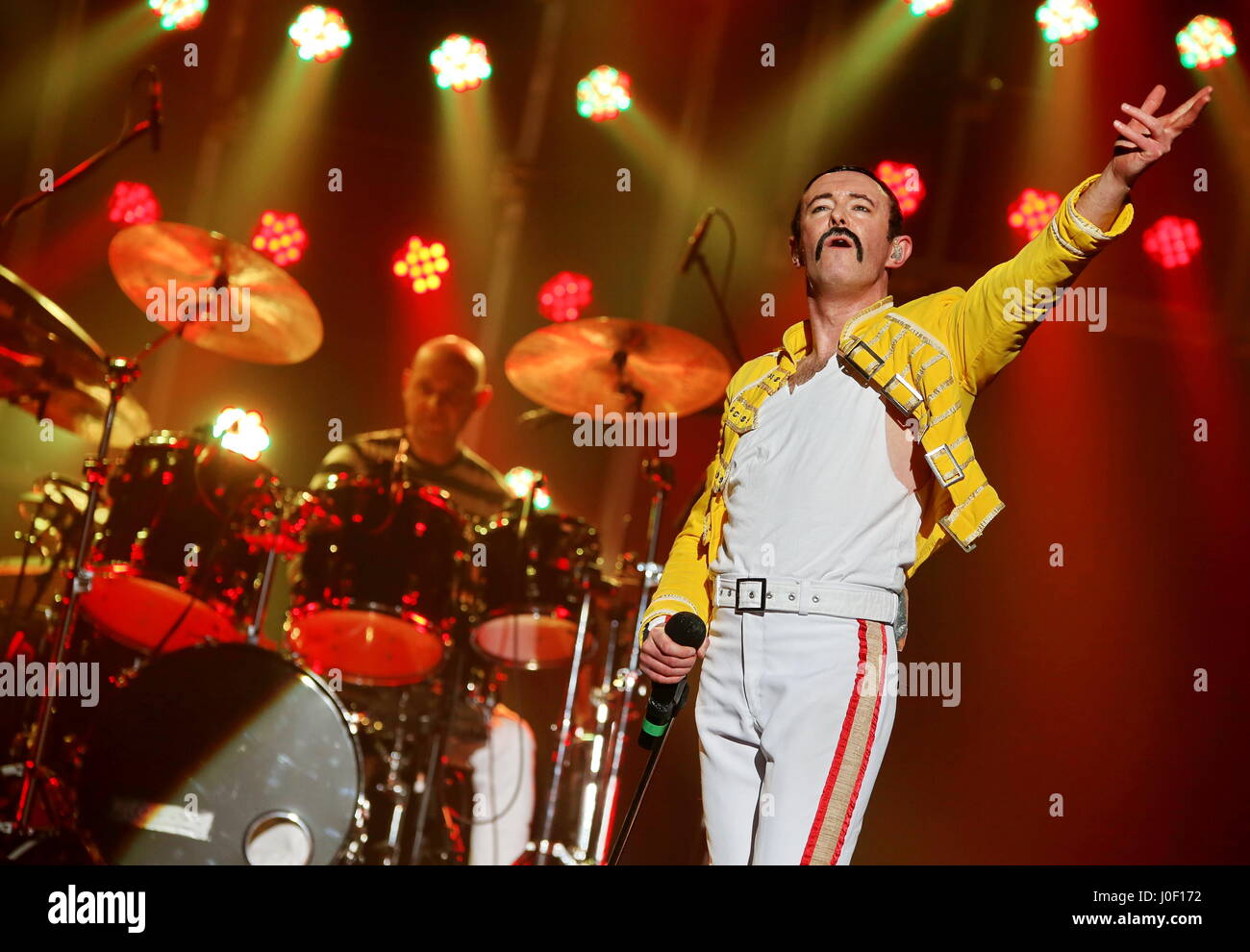 One Night of Queen, britische Queen-Tribute-show von Sänger Gary Mullen (als Freddie Mercury Doppel) und der Band The Works durchgeführt. Konzert in der Stadthalle Wetzlar, Deutschland, 5. Februar 2017. Fotocredit: Christian Lademann---nur zur redaktionellen Verwendung Stockfoto
