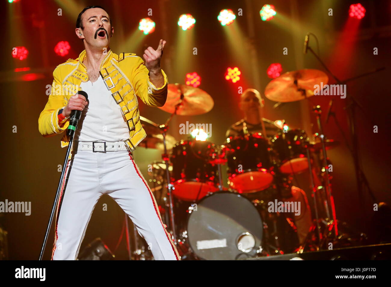 One Night of Queen, britische Queen-Tribute-show von Sänger Gary Mullen (als Freddie Mercury Doppel) und der Band The Works durchgeführt. Konzert in der Stadthalle Wetzlar, Deutschland, 5. Februar 2017. Fotocredit: Christian Lademann---nur zur redaktionellen Verwendung Stockfoto