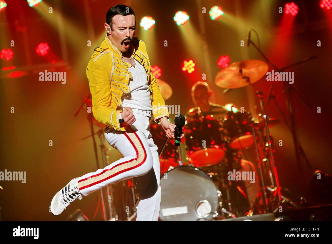 One Night of Queen, britische Queen-Tribute-show von Sänger Gary Mullen (als Freddie Mercury Doppel) und der Band The Works durchgeführt. Konzert in der Stadthalle Wetzlar, Deutschland, 5. Februar 2017. Fotocredit: Christian Lademann---nur zur redaktionellen Verwendung Stockfoto