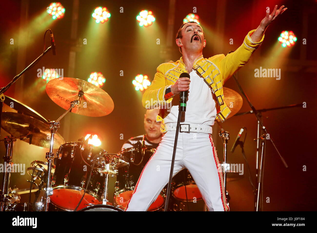 One Night of Queen, britische Queen-Tribute-show von Sänger Gary Mullen (als Freddie Mercury Doppel) und der Band The Works durchgeführt. Konzert in der Stadthalle Wetzlar, Deutschland, 5. Februar 2017. Fotocredit: Christian Lademann---nur zur redaktionellen Verwendung Stockfoto