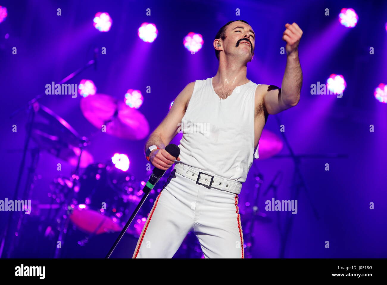 One Night of Queen, britische Queen-Tribute-show von Sänger Gary Mullen (als Freddie Mercury Doppel) und der Band The Works durchgeführt. Konzert in der Stadthalle Wetzlar, Deutschland, 5. Februar 2017. Fotocredit: Christian Lademann---nur zur redaktionellen Verwendung Stockfoto
