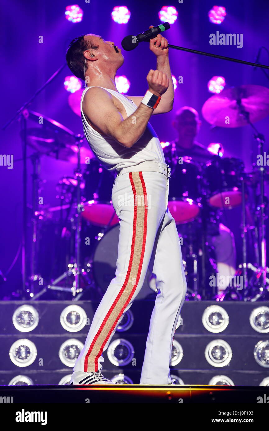 One Night of Queen, britische Queen-Tribute-show von Sänger Gary Mullen (als Freddie Mercury Doppel) und der Band The Works durchgeführt. Konzert in der Stadthalle Wetzlar, Deutschland, 5. Februar 2017. Fotocredit: Christian Lademann---nur zur redaktionellen Verwendung Stockfoto