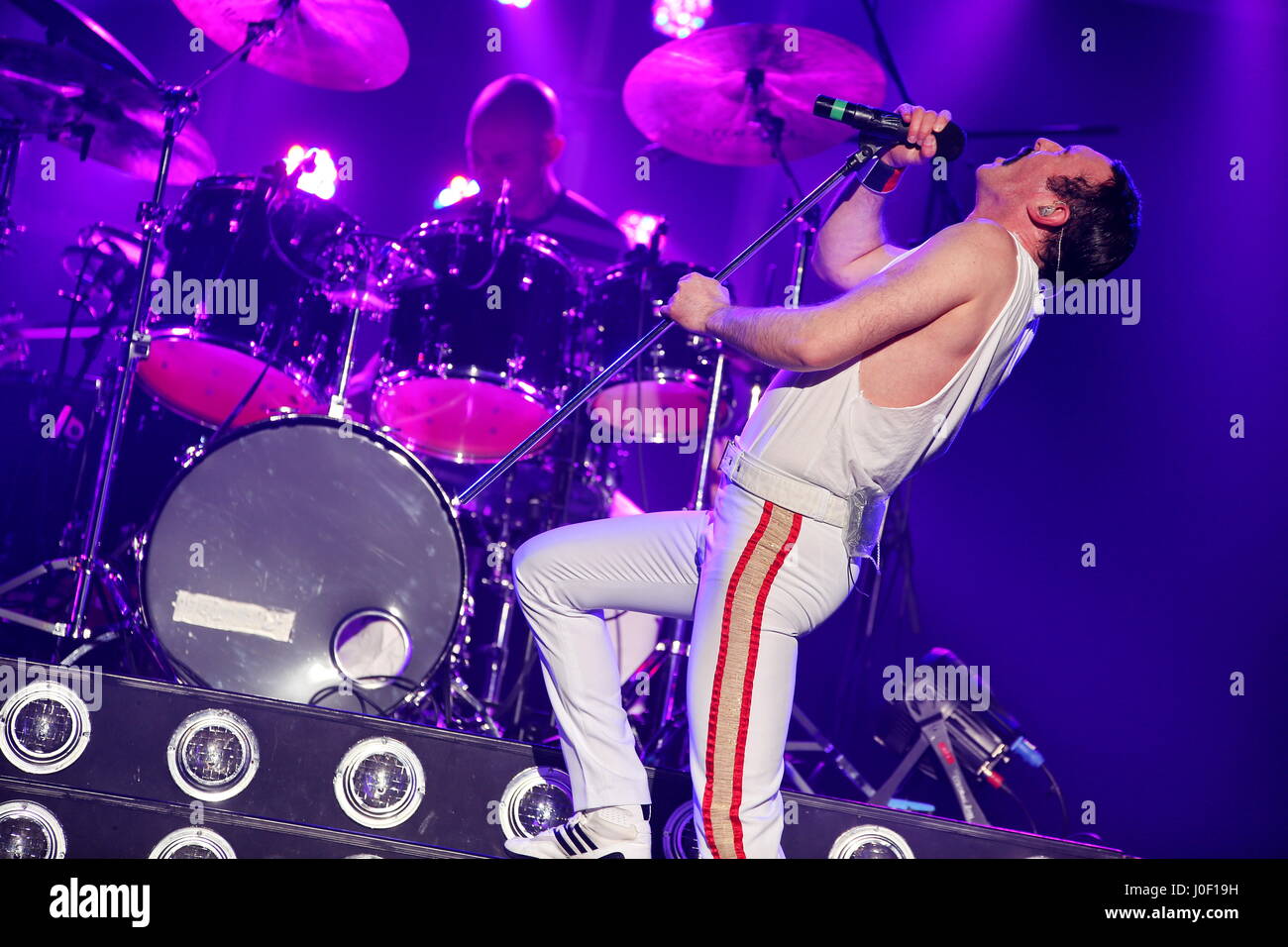 One Night of Queen, britische Queen-Tribute-show von Sänger Gary Mullen (als Freddie Mercury Doppel) und der Band The Works durchgeführt. Konzert in der Stadthalle Wetzlar, Deutschland, 5. Februar 2017. Fotocredit: Christian Lademann---nur zur redaktionellen Verwendung Stockfoto