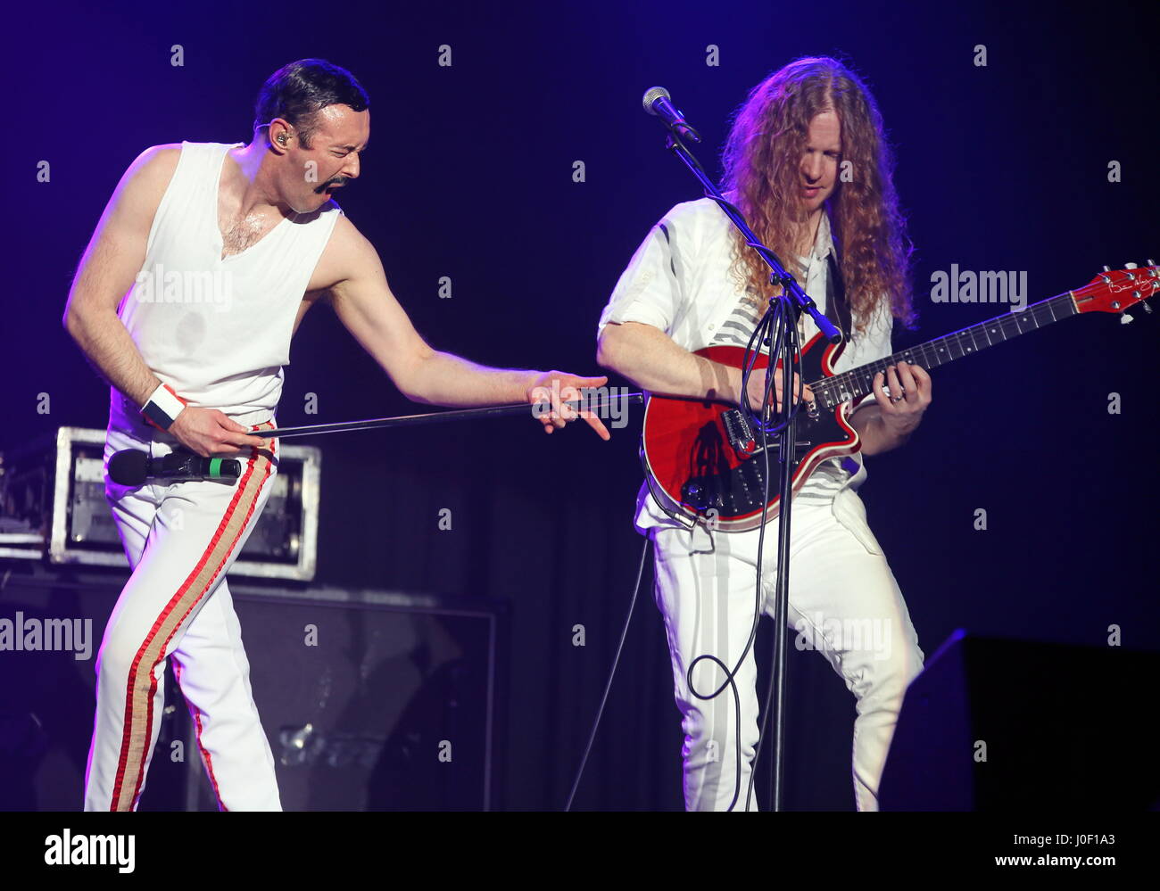 One Night of Queen, britische Queen-Tribute-show von Sänger Gary Mullen (als Freddie Mercury Doppel) und der Band The Works durchgeführt. Konzert in der Stadthalle Wetzlar, Deutschland, 5. Februar 2017. Fotocredit: Christian Lademann---nur zur redaktionellen Verwendung Stockfoto