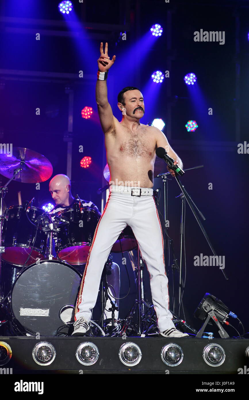 One Night of Queen, britische Queen-Tribute-show von Sänger Gary Mullen (als Freddie Mercury Doppel) und der Band The Works durchgeführt. Konzert in der Stadthalle Wetzlar, Deutschland, 5. Februar 2017. Fotocredit: Christian Lademann---nur zur redaktionellen Verwendung Stockfoto