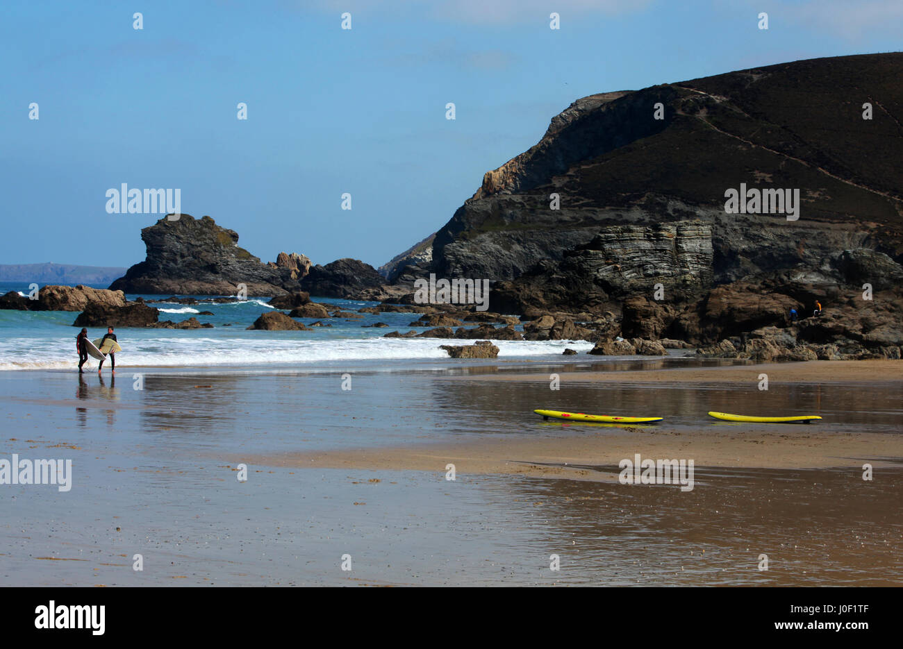 Junge Surfer, Trevaunance Cove, St. Agnes, Cornwall, UK Stockfoto