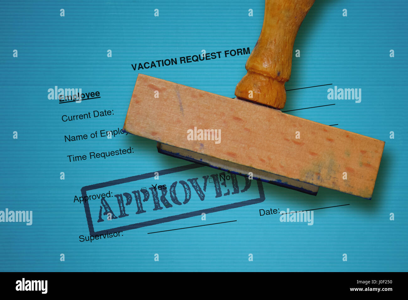 Urlaub-Anforderungsformular und hölzerne Stempel auf blauem Hintergrund Stockfoto