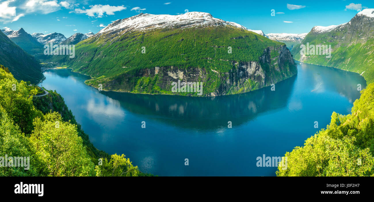 Schönen Panoramablick der Geirangerfjord und seinen Bergen, den besten und berühmtesten Fjord in Norwegen Stockfoto