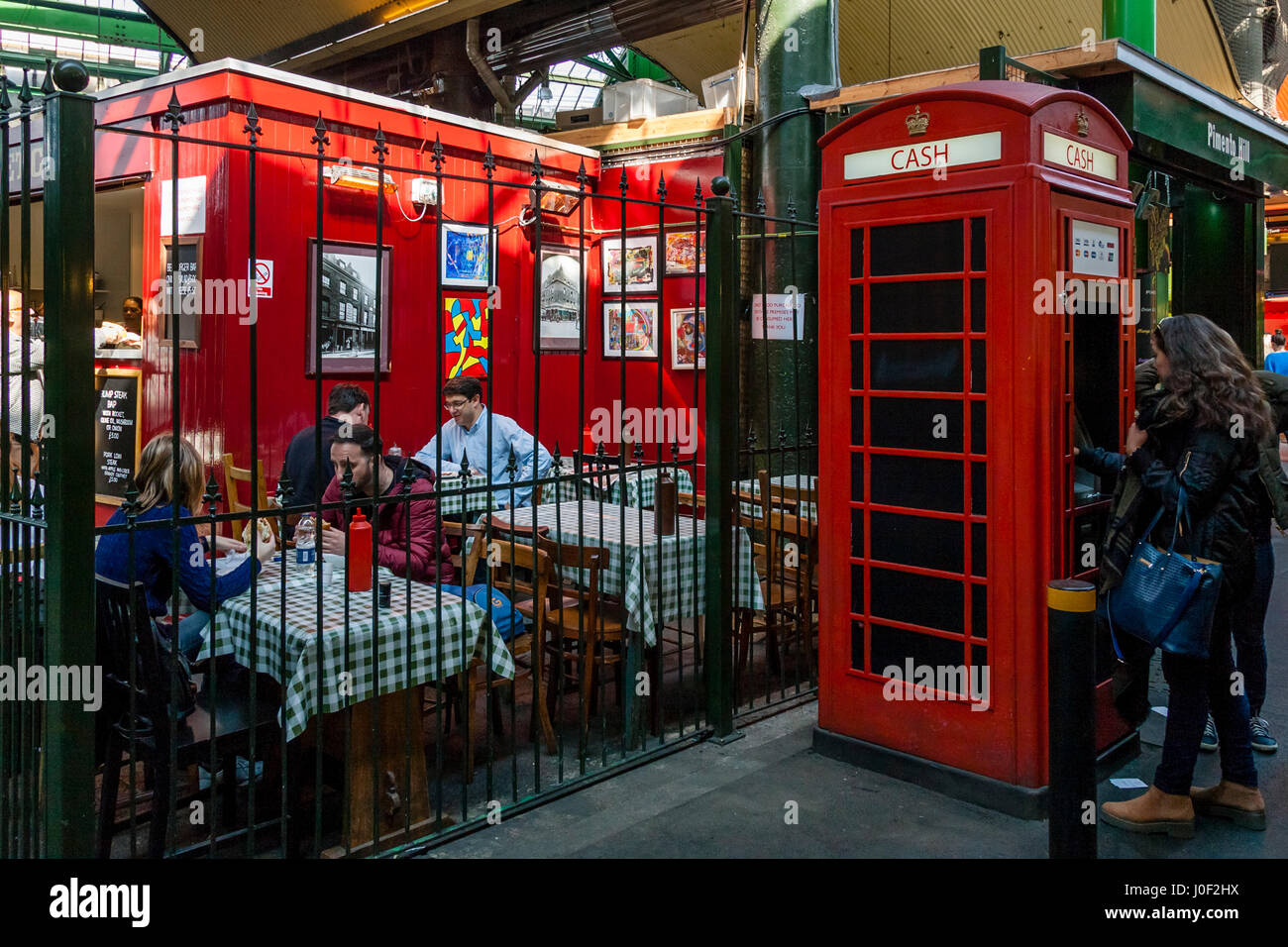 Menschen Essen im Cafe im Borough Market, Southwark, London, England Stockfoto