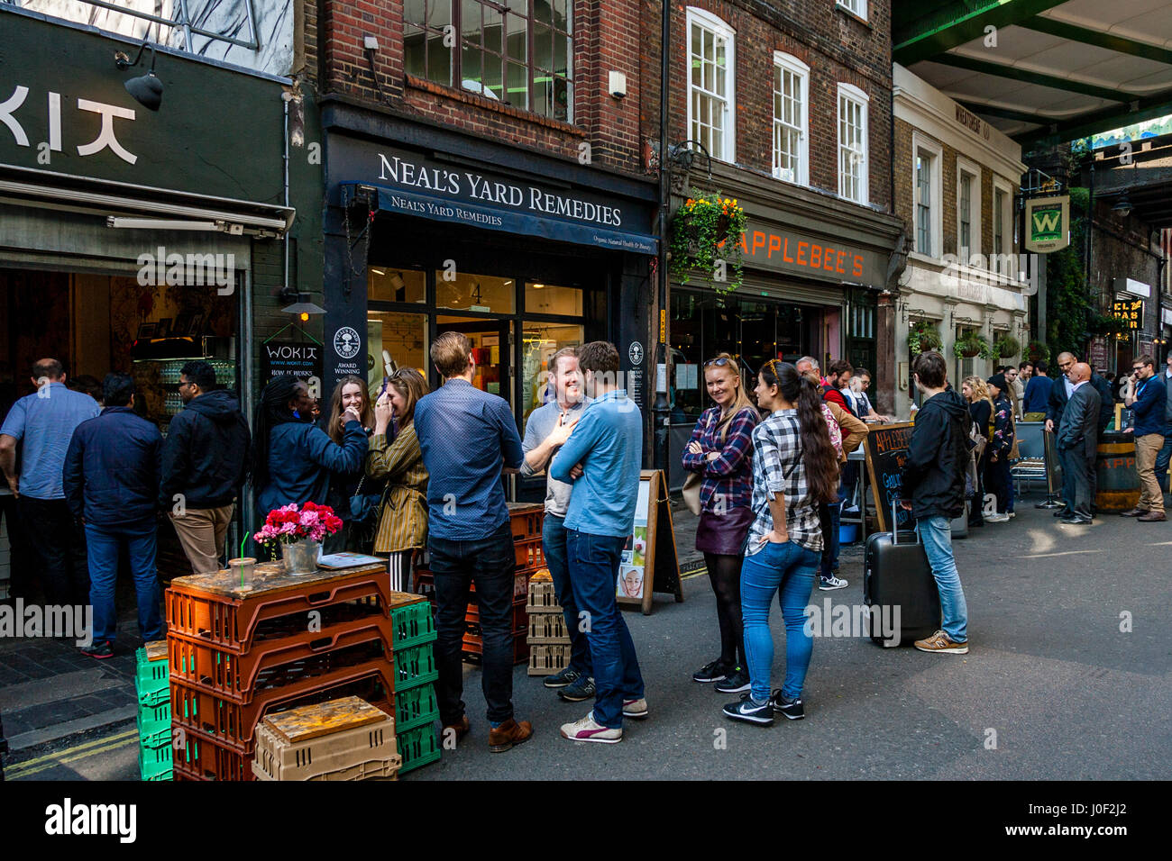 Menschen Schlange stehen in einem Cafe In Borough Market während Mittagessen Zeit, Southwark, London, England Stockfoto