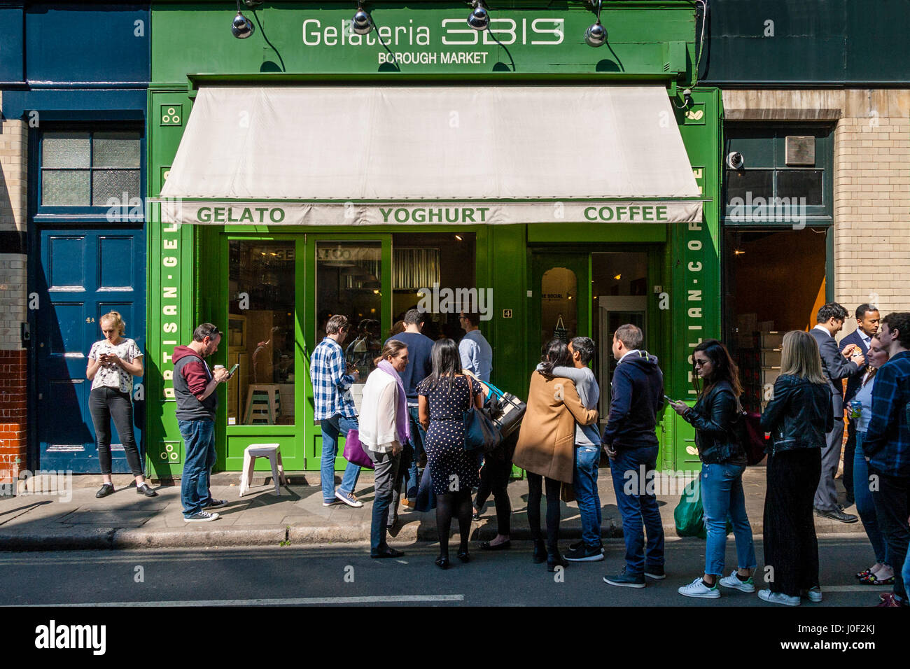 Menschen Schlange stehen am 3BIS Gelateria in der Nähe von Borough Market während Mittagessen Zeit, Southwark, London, England Stockfoto