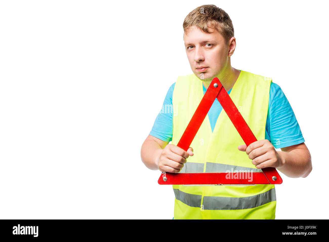 Mann in eine Weste hält in seinen Händen ein emergency Stop-Schild auf einem weißen Hintergrund Stockfoto