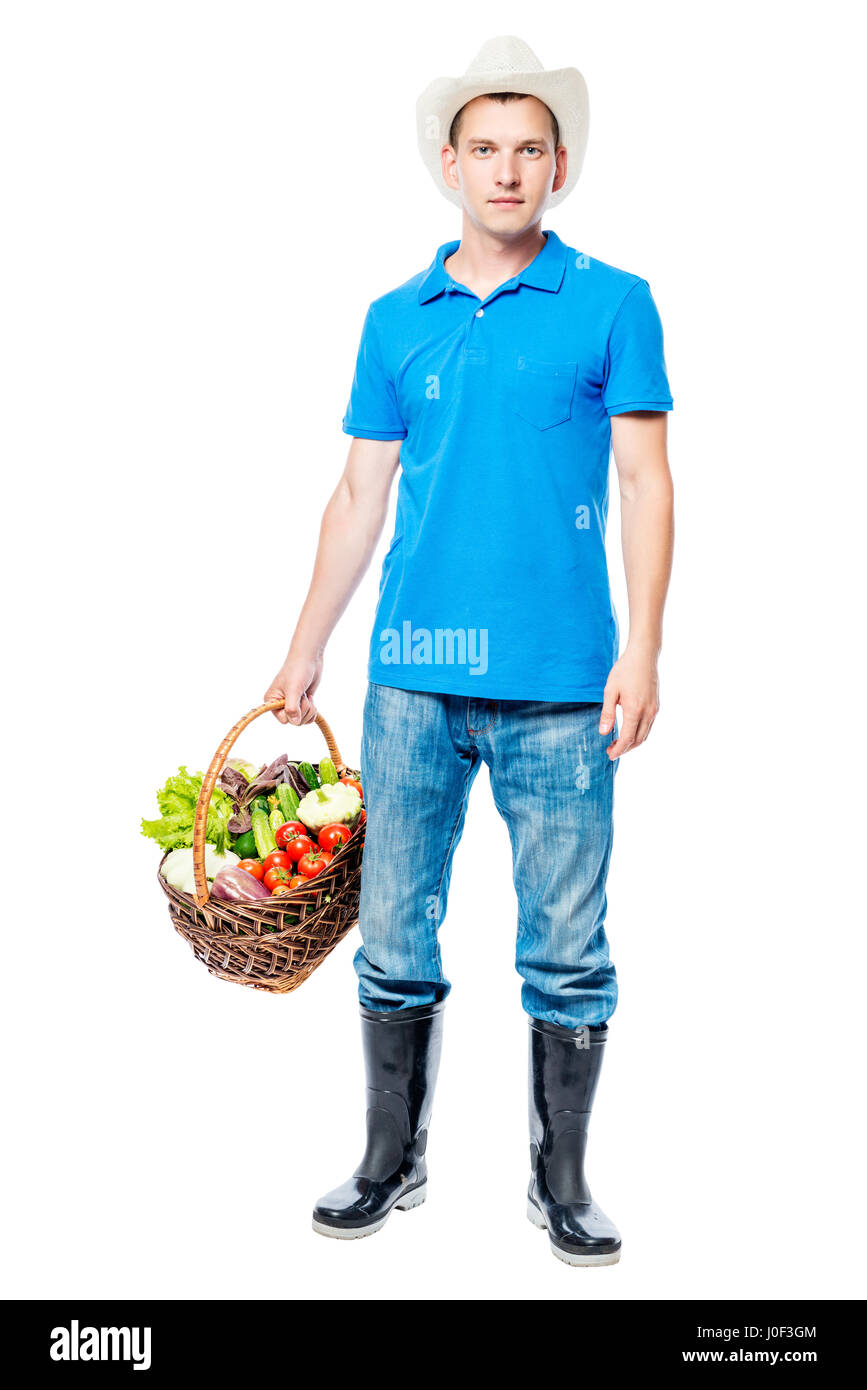 Junglandwirt Porträt mit einem Korb voller Gemüse auf einem weißen Hintergrund in voller Länge Stockfoto