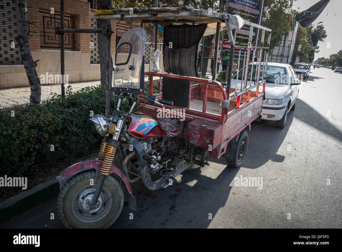 Dreirädriges Motorrad Fahrzeug eine Hauptstraße auf die Altstadt von Kashan, Hauptstadt von Kashan County des Iran Stockfoto