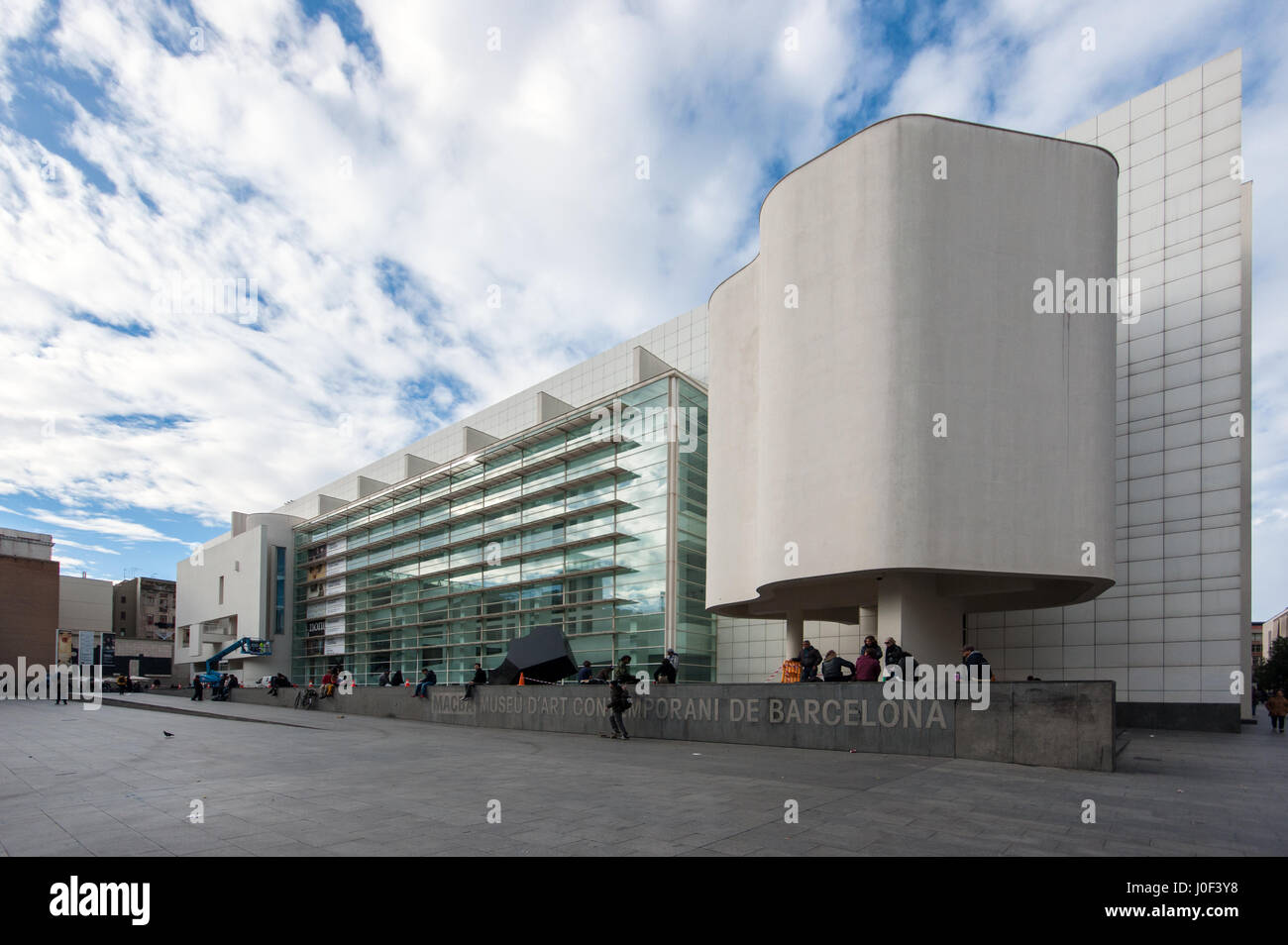 Fassade des MACBA Museum für Zeitgenössische Kunst in Bercelona, von Richard Meier und im Stadtteil Raval im historischen Herzen der Stadt gelegen. Stockfoto