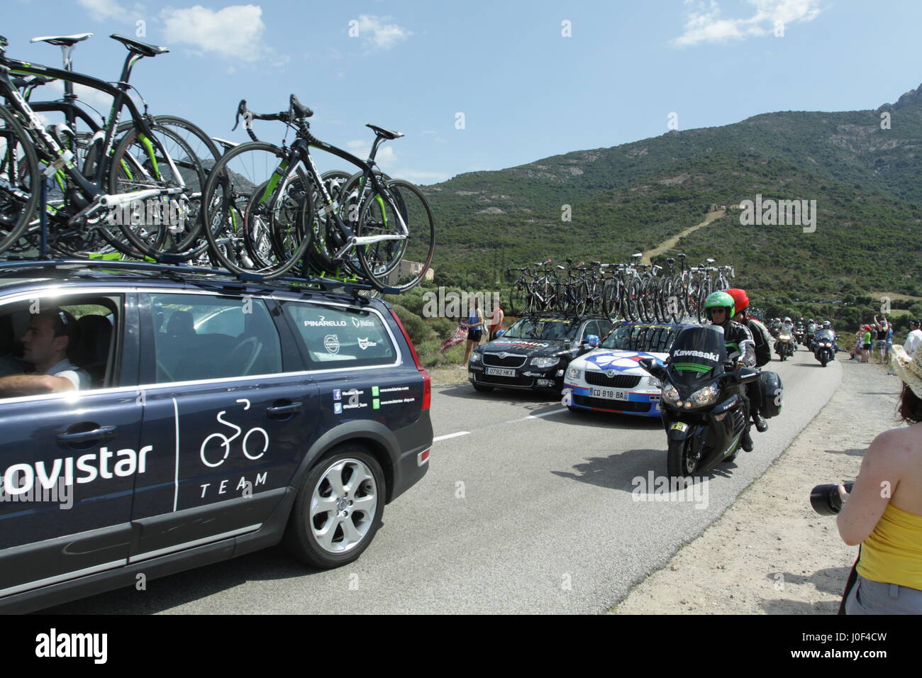 Begleitfahrzeuge auf der Tour de France-Bike-Rennen, Korsika, 2013 Stockfoto