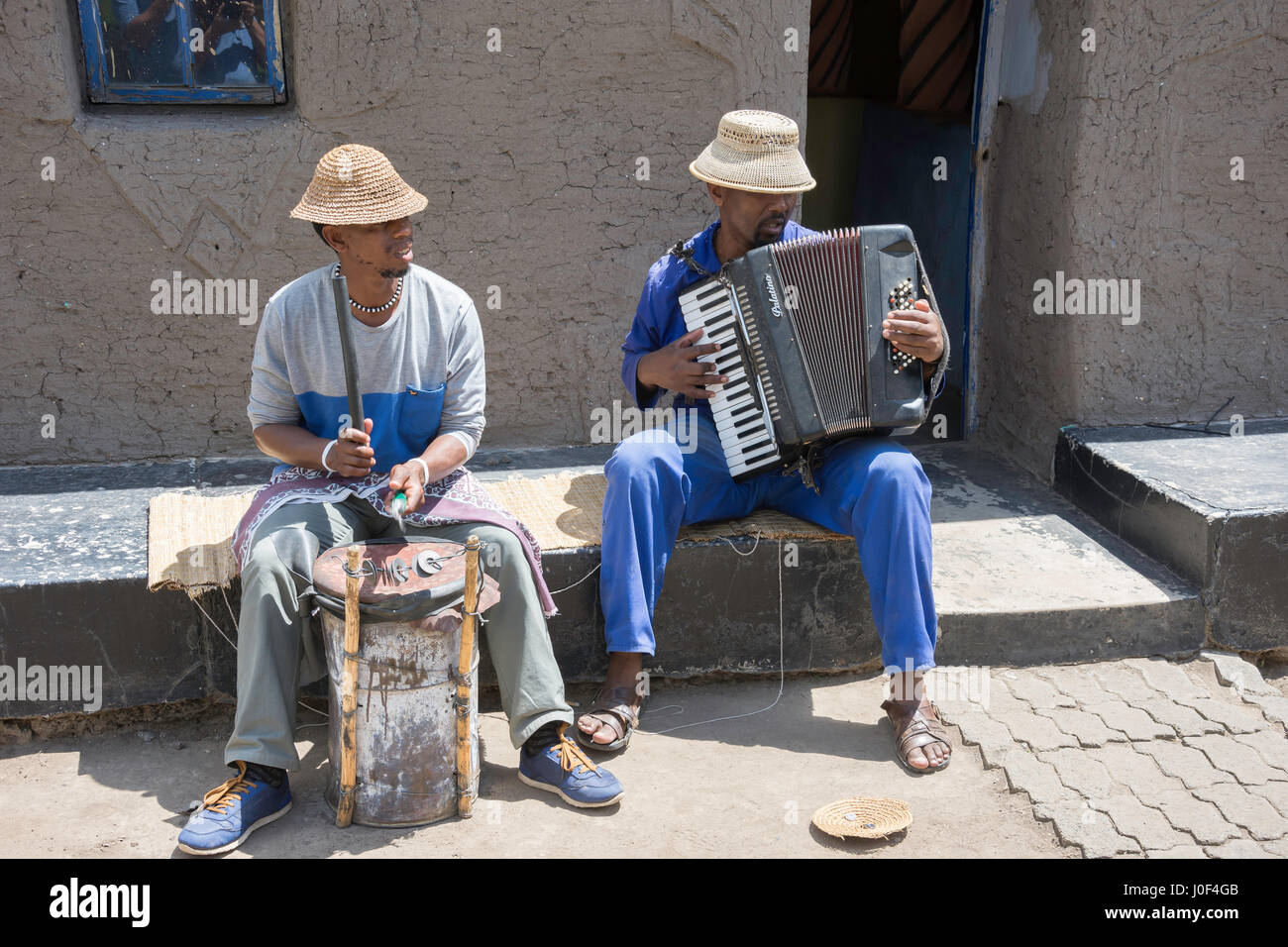 Musiker in Basotho Cultural Village, Golden Gate Highlands National Park, freien Staat-Provinz, Südafrika Stockfoto
