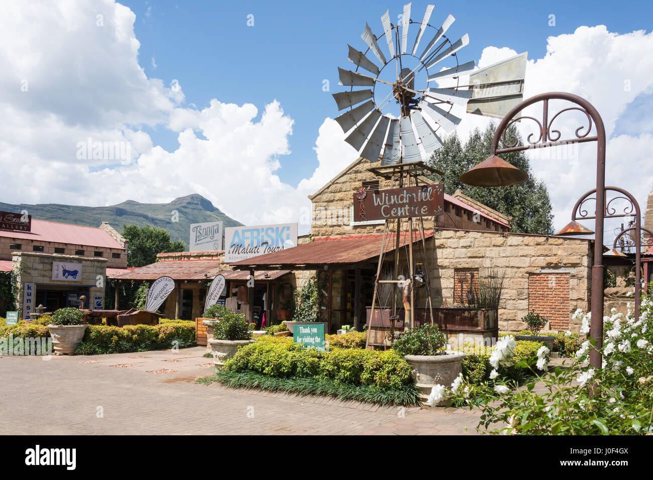 Windmühle Geschäften im Stadtzentrum, Hauptstraße, Clarens, Provinz Free State, Südafrika Stockfoto