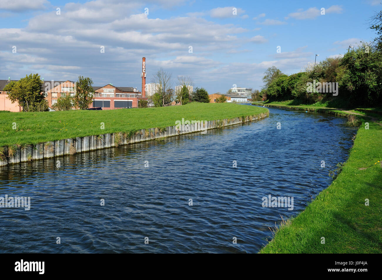 Der New River bei Harringay Nordlondon N4 mit Harringay Speicherstadt hinter Stockfoto