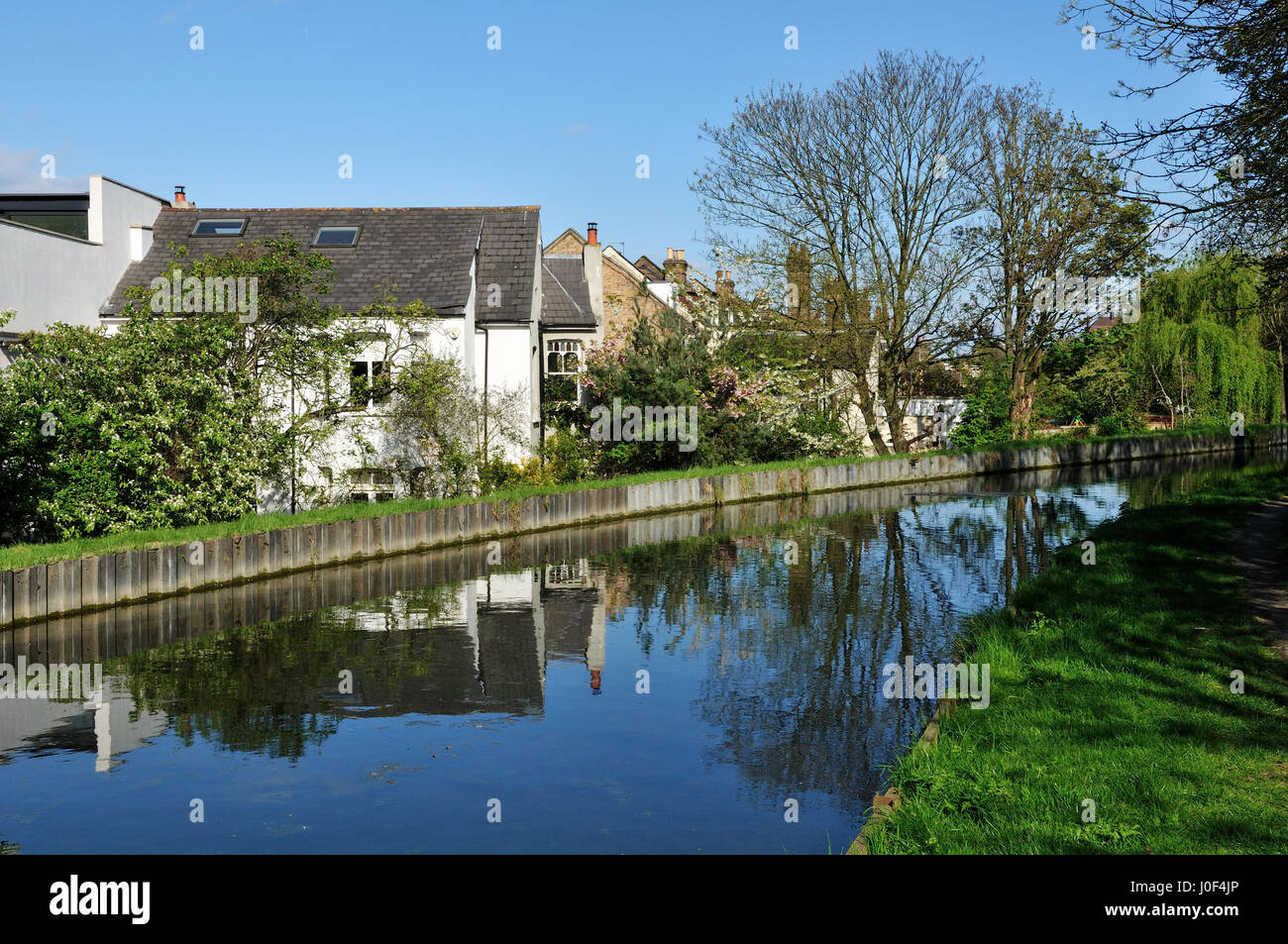 Der New River in der Nähe von Finsbury Park, Nord-London UK, mit nahe gelegenen Häusern Stockfoto