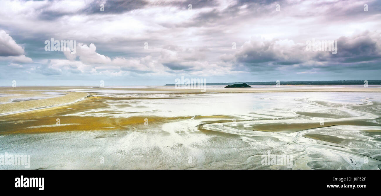 Ebbe in der Bucht von Mont Saint Michel Wahrzeichen. Normandie, Frankreich, Europa Stockfoto