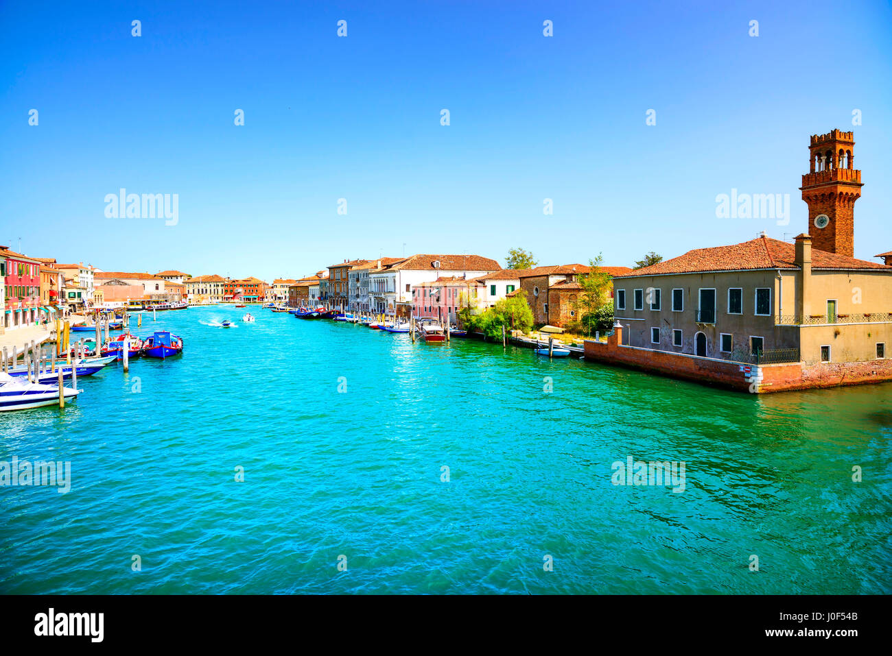 Murano Glasherstellung Insel, Wasserkanal, Brücke, Boot und traditionellen Gebäuden. Venedig oder Venezia, Italien, Europa. Stockfoto