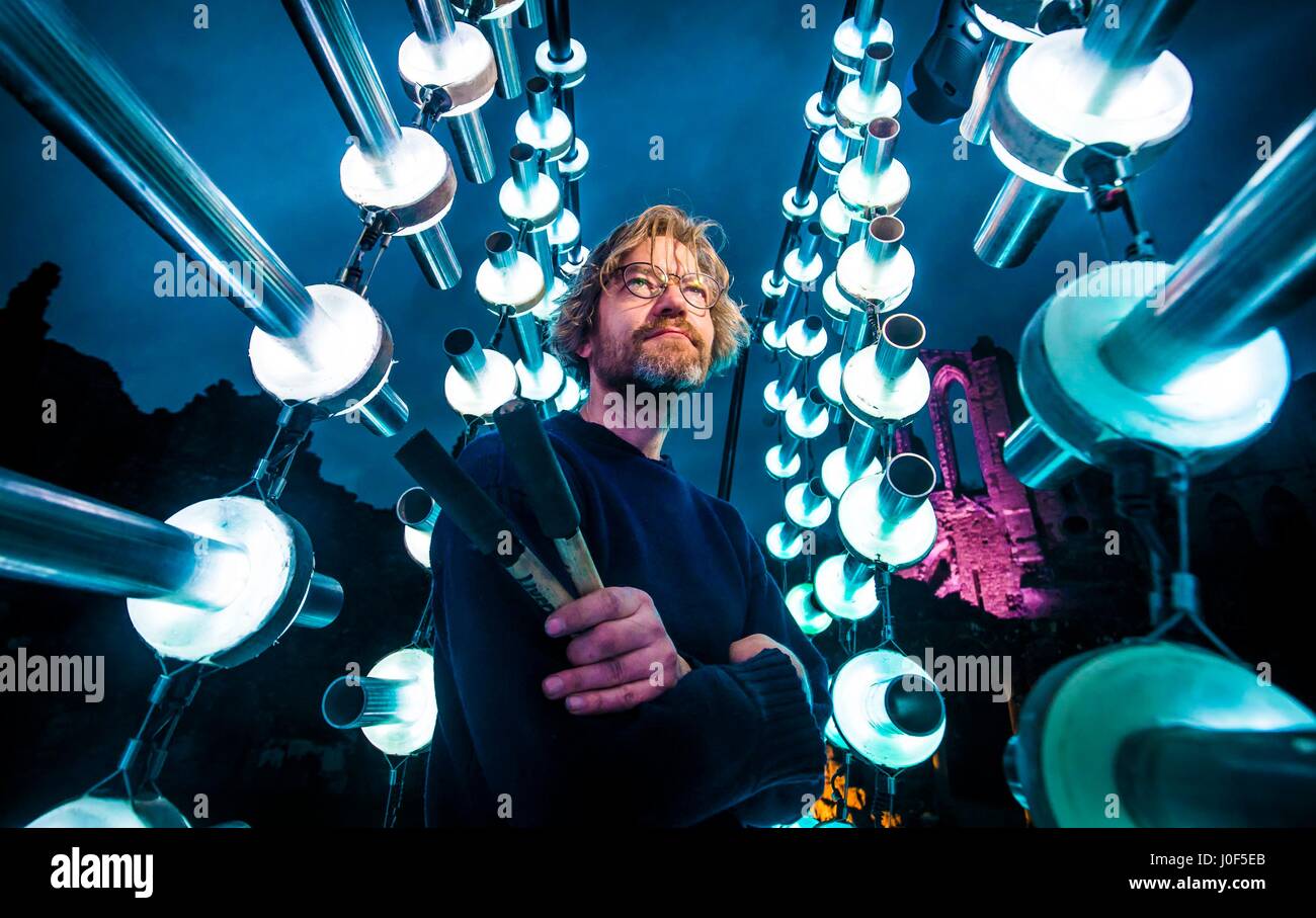 Künstler Michael Davis mit seiner interaktiven musikalischen Installation "Illumaphonium" Show während der Brocken Spectre Licht und sound Ereignis in Rievaulx Abbey auf die North York Moors. Stockfoto