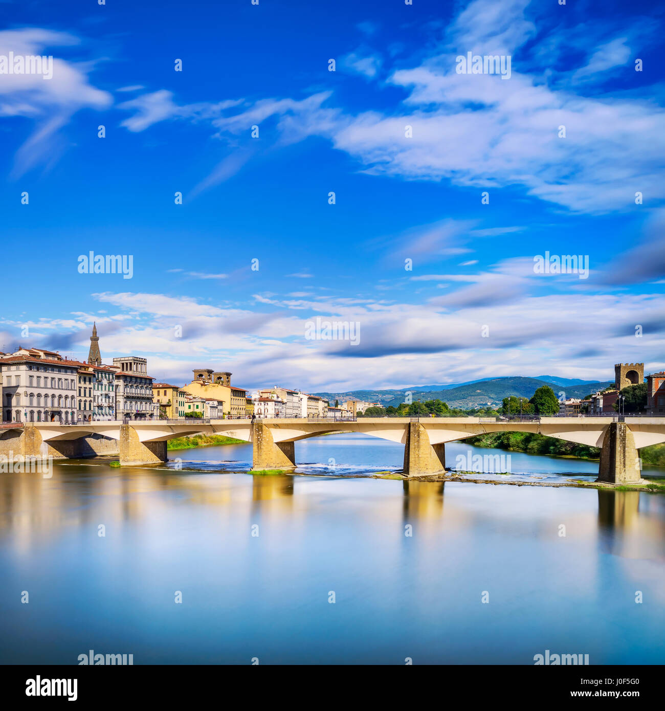 Florenz oder Firenze, Ponte Alle Grazie Brücke Wahrzeichen am Fluss Arno, Sonnenuntergang Landschaft mit Reflexion. Toskana, Italien. Langzeitbelichtung. Stockfoto