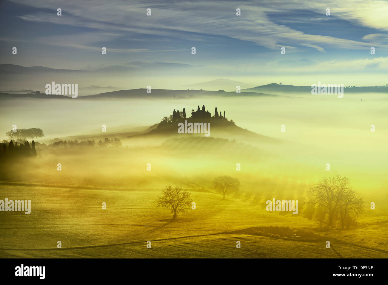 Tuscany nebligen Morgen, Ackerland und Zypresse Bäume Landschaft. Italien, Europa. Stockfoto