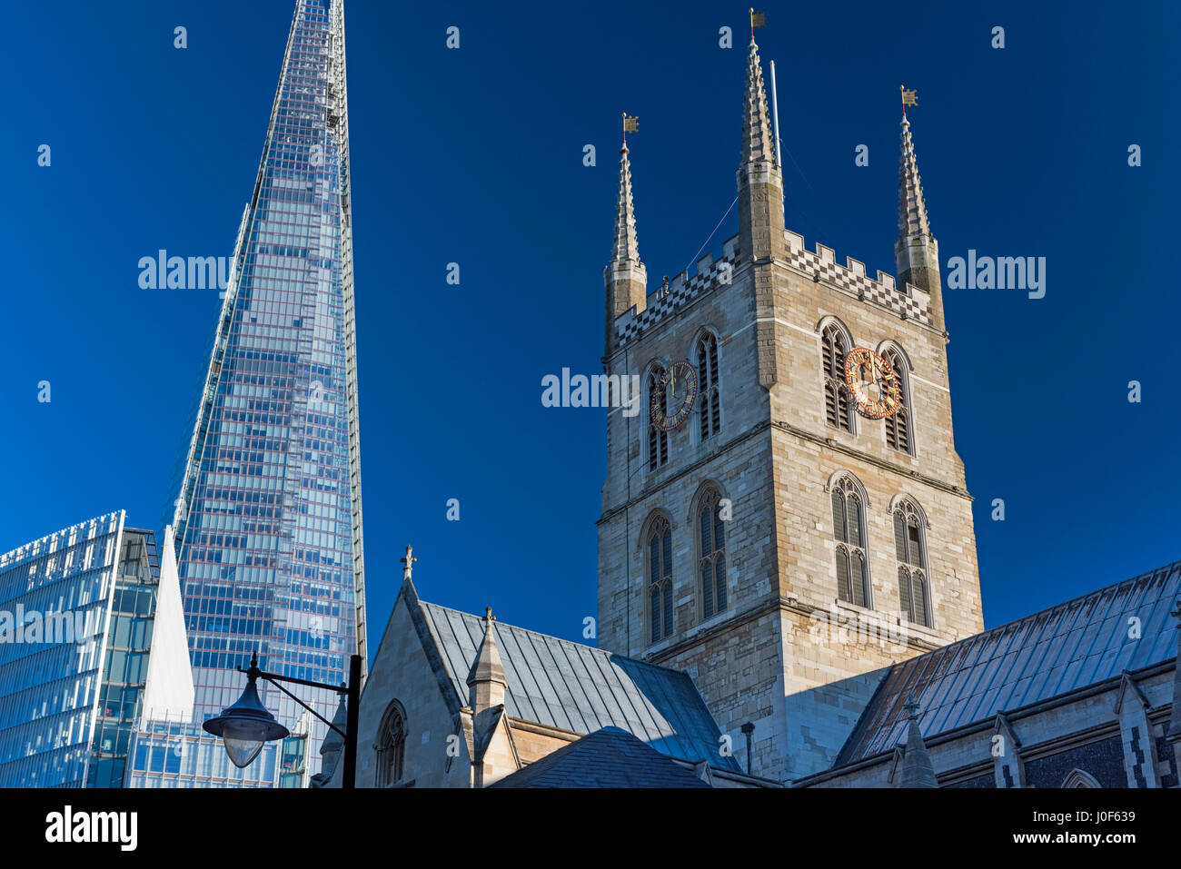 Southwark Cathedral und Shard Wolkenkratzer South Bank London UK Stockfoto